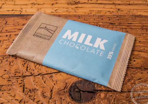 verschiedene Schokoriegel mit Logo