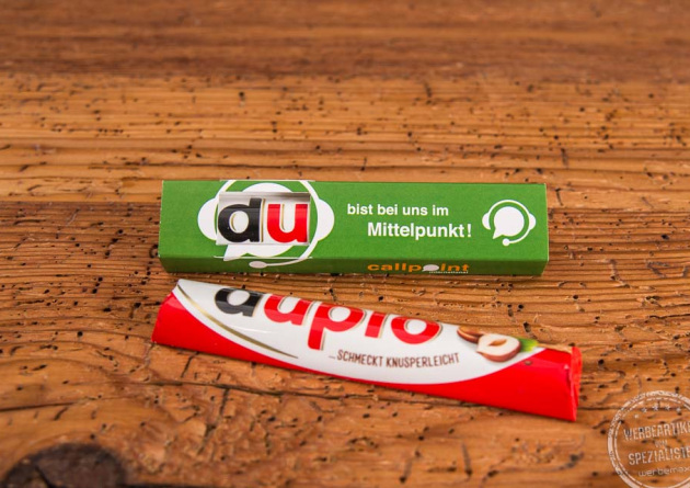Duplo Schokoriegel im individuell bedruckten Werbeschuber mit Osterdesign, Aufschrift „Du bist wichtig fürs Team“, süßem Hasenmotiv und bunten Ostereiern – kreativer Werbeartikel zu Ostern für Mitarbeitermotivation und Kundenbindung.