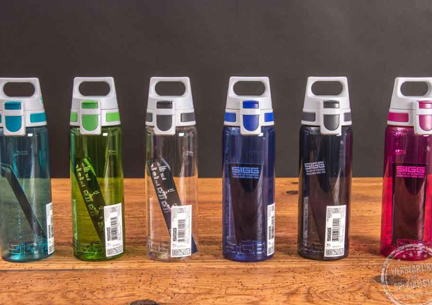 Sechs nachhaltige Sigg Trinkflaschen Total Color in sechs unterschiedlichen Farben als Mitarbeitergeschenk.