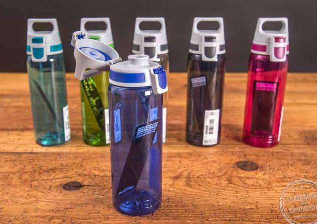 Sechs Trinkflaschen Sigg Total Color in unterschiedlichen Farben als Werbeartikel.