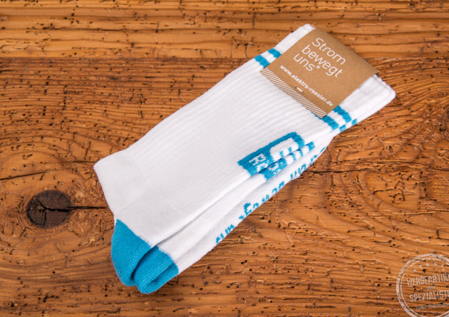 Weiße Socken als Werbgeschenke mit türkis-farbenem Druck.