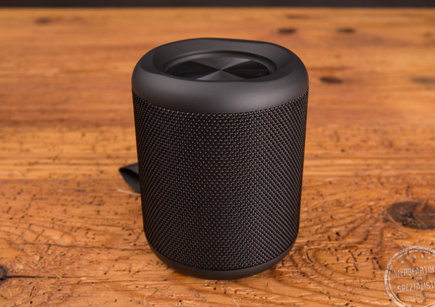 Schwarzer Bluetooth Lautsprecher stehend in Schwarz, länglich in abgerundeter Form.