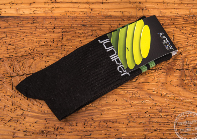 Schwarze Sport-Socken als Werbgeschenke mit gelbem Logo und schwarz-gelber-Banderole.