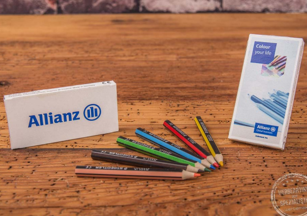 Papier-Etui befüllt mit Buntstiften
