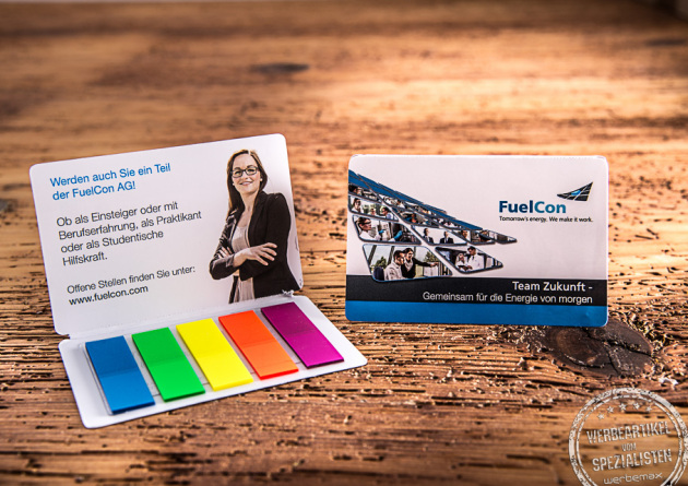 Filmmarker mit Werbekarte