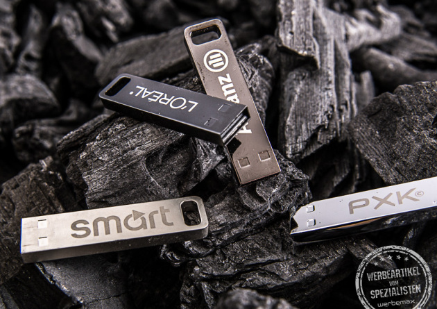 USB Stick Element mit unterschiedlicher Logogravur als Werbeartikel.