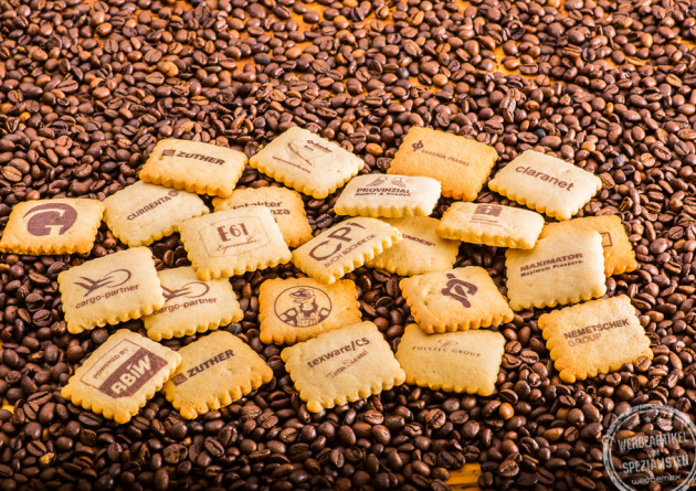 werbemax Vanille-Butterkekse mit Logodruck von Logolini als Werbeartikel auf Kaffeebohnen.