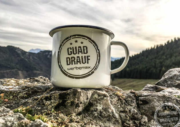 werbemax Emaillebecher mit rusty Optik Bergmotiv auf Stein als Mitarbeitergeschen.