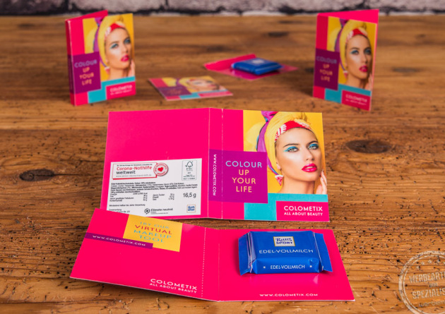 Nahaufnahme süße Werbekarte im Visitenkartenformat bedruckt mit Ritter Sport Schokolade gefüllt. 