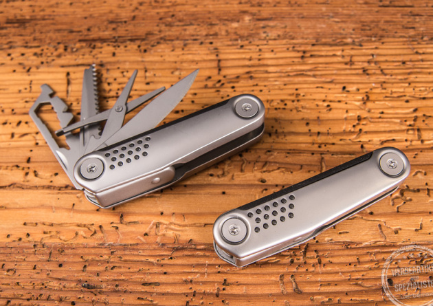 Zwei Taschenmesser Richartz Struktura Knife 15+, eines geöffnet und eines geschlossen als Werbegeschenk. 