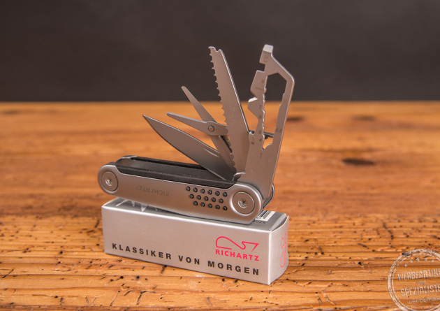 Geöffnetes Taschenmesser Richartz Struktura Knife 15+ liegend auf der Verpackung.