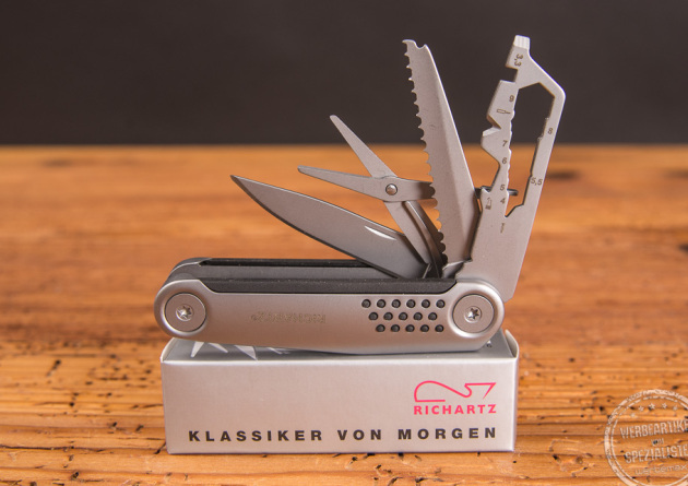 Taschenmesser Strukutura Knife 15+ als Werbegeschenk geöffnet liegend auf der Verpackung. 