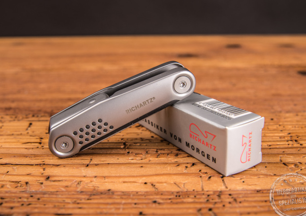 Geschlossenes Taschenmesser Richartz Strukura Knife 15+ als Werbeartikel auf der Verpackung geschlossen liegend. 