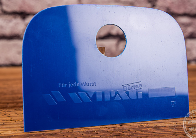 Teigschieber blau mit Griffloch als Werbeartikel.