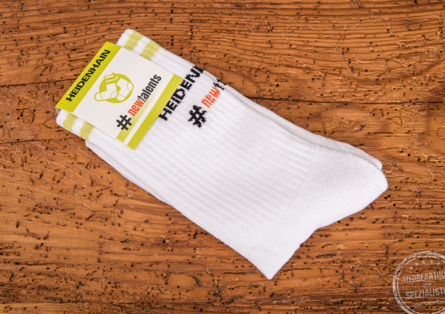 Weiße Socken als Werbgeschenke mit Aufdruck und Banderole.