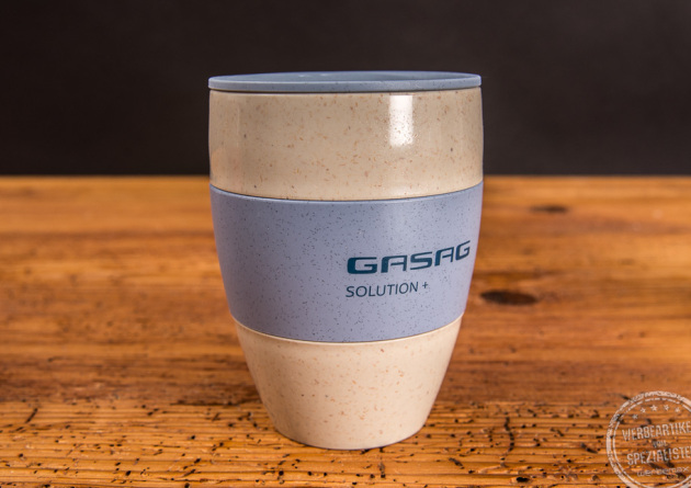 Thermosbecher Aroma to go mit hellblauem Deckel und hellblauer Manschette als Werbeartikel.