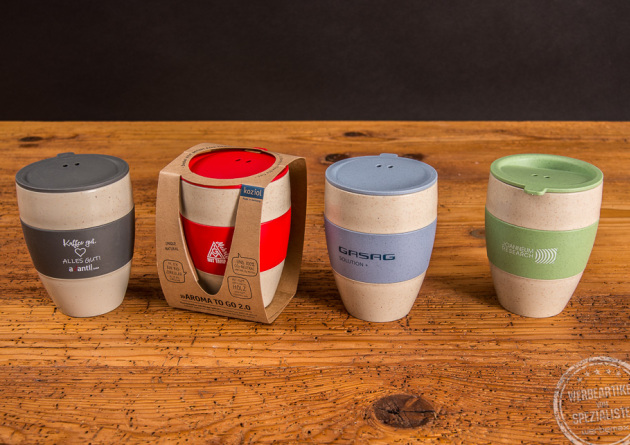 Vier Thermos Kaffeebecher Aroma to go mit unterschiedlichen Deckelfarben und unterschiedlichen Manschette als Werbeartikel.
