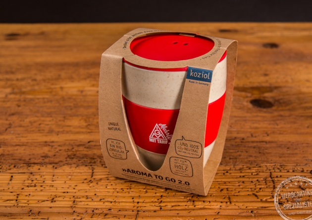 Thermosbecher Aroma to go mit rotem Deckel und roter Manschette als Werbeartikel.