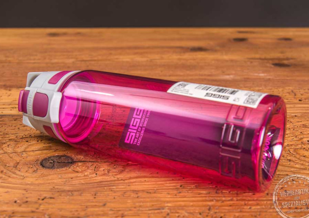 Liegende Trinkflasche Sigg Total Color in der Farbe berry als Werbegeschenk.