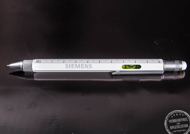 hochwertiger Werbeartikel Kugelschreiber mit vielen Funktionen mit Logogravur auf schwarzer Grundfl&auml;che.