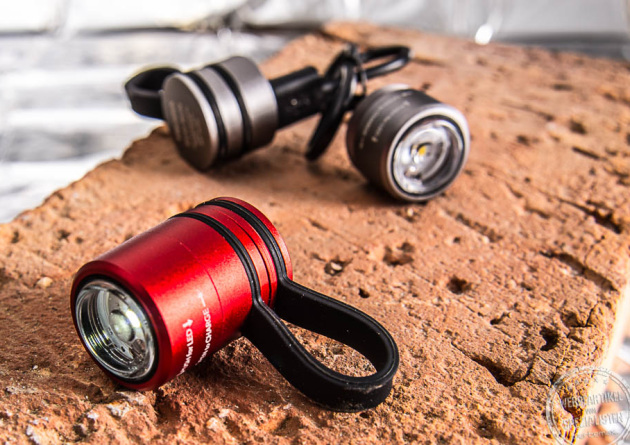 Taschenlampe mit Firmenlogo gravieren als Incentiv auf Backstein liegend.