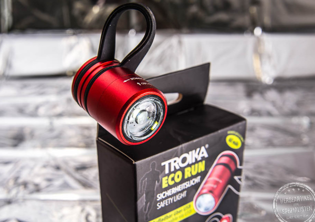 TROIKA ECO RUN Magnetlampe mit Laser Gravur mit Verpackung als Mitarbeitergeschenk auf mattem Folienuntergrund.