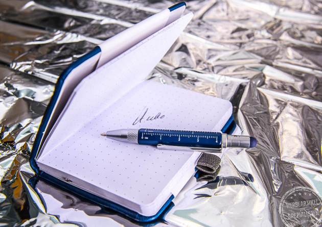 Noitzset mit Firmenlogo, aufgklapptes Buch mit Mini-Construction pen in blau