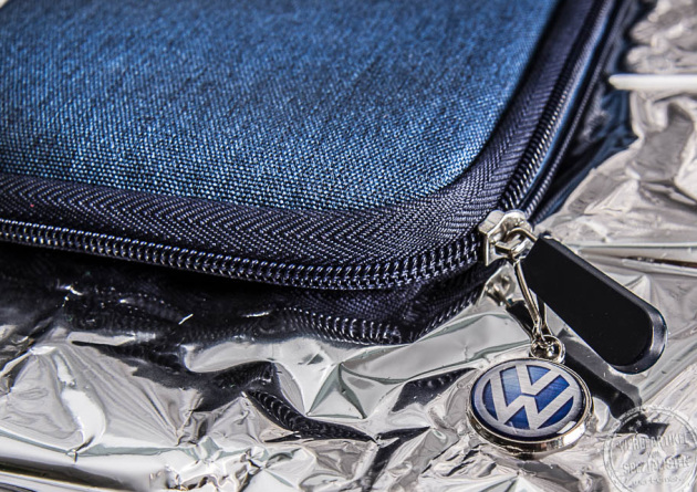 Reiseetui mit Logoanbringung in Blau, Detailaufnahme vom Zipper Puller