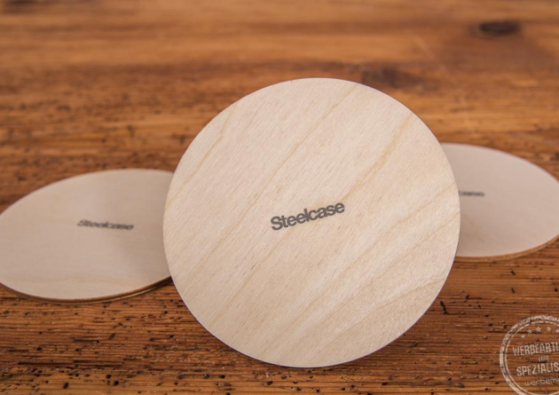 Logodruck auf Holzuntersetzer als Zugabe-Werbeartikel.