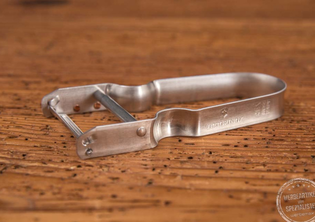 Ikonischer Schäler von Victorinox als Werbemittel für Gemüse und Obst