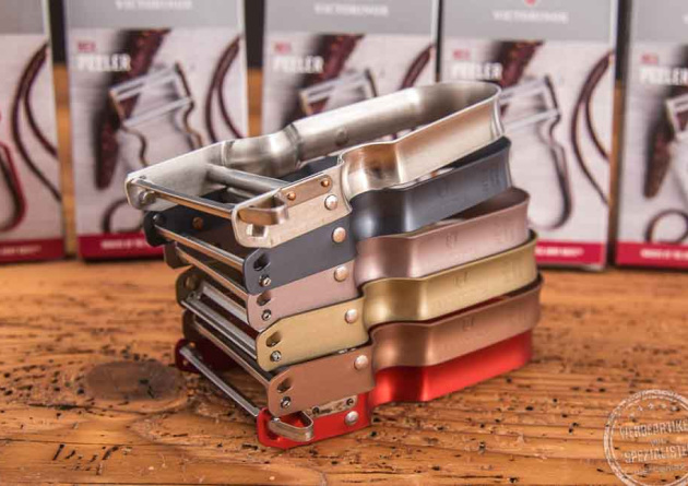 Farbige Sparschäler Rex von Victorinox als Werbeartikel mit Verpackung