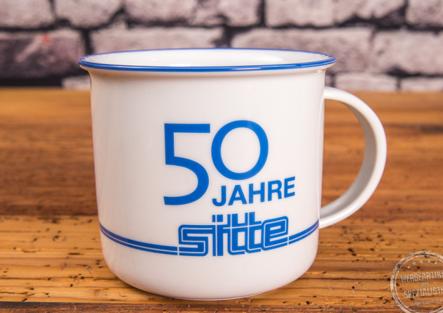 Tasse aus Porzellan mit Firmenlogo