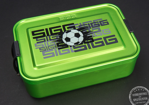 Webeanbringung Lunchbox von SIGG mit Fußballmotiv