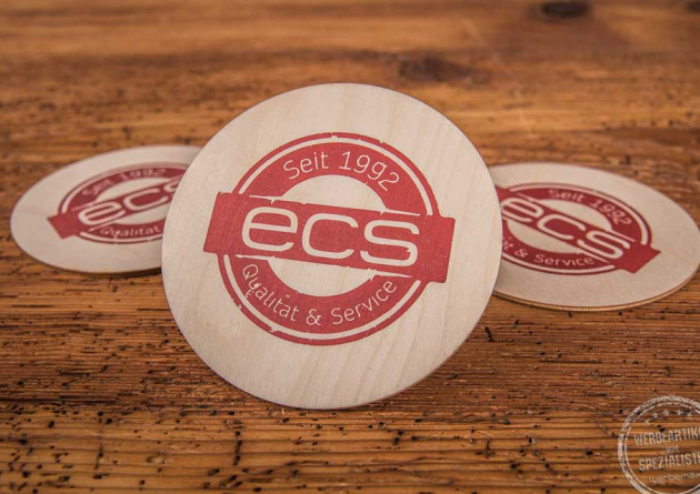 Holzuntersetzer nachhaltiger Werbeartikel mit Logo auf Holztisch.