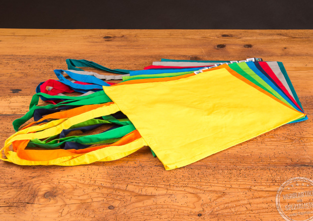 verschiedenfarbige Stofftaschen liegend aufeinander gef&auml;chert, um die verschiedenen Farben zu zeigen