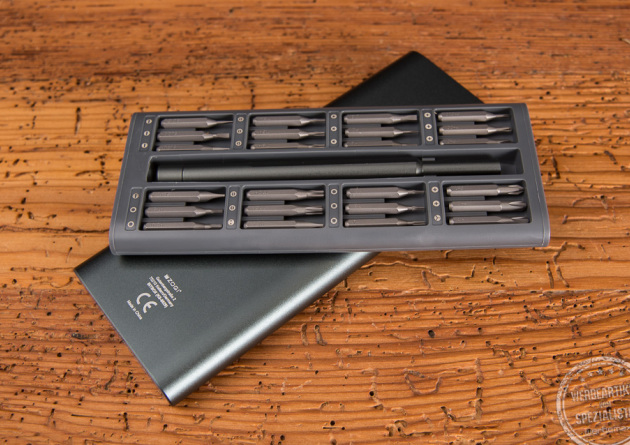 Bitbox-Set in der Farbe Gunmetal im schlanken Metallschuber, liegt ge&ouml;ffnet auf der H&uuml;lle. Die 24 magnetischen Bits sind sortiert in der Box.