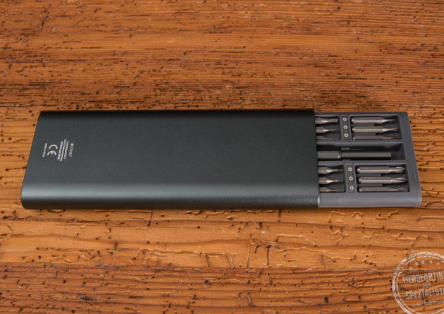 Halb ge&ouml;ffnete Schraubendreher Bit-Box mit aufger&auml;umten Bits in der Farbe gunmetal 