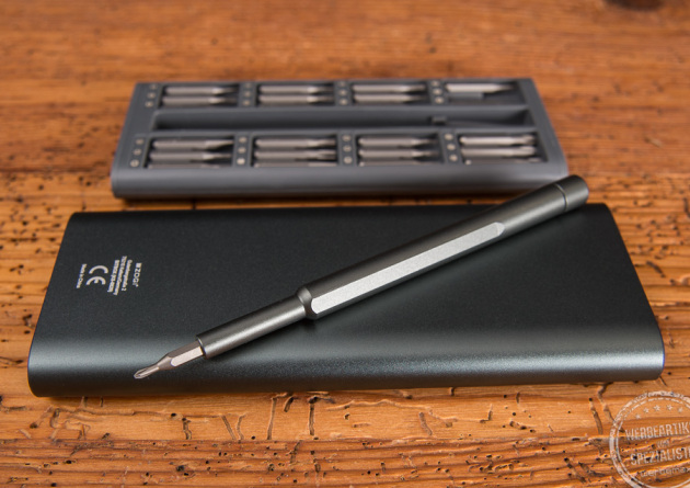 Nahaufnahme des schlanken Schraubendrehers mit dem Bitaufsatz und dem Schraubendreher