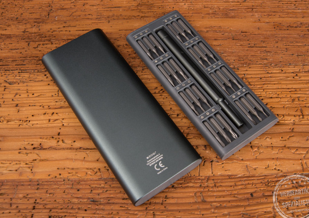 Schatulle und Bit-Set liegen nebeneinander - schlankes Design und übersichtliche Anordnung