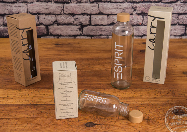 Glasflasche mit Logo als Mitarbeiter- und Kundengeschenk in verschiedenen Gr&ouml;&szlig;en auf Holztisch.