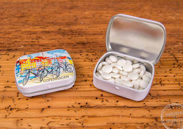 Mini-Klappdeckeldose mit Pfefferminzpastillen geöffnet sowie geschlossen mit 4 farbigen Aufdruck auf Klappdeckel