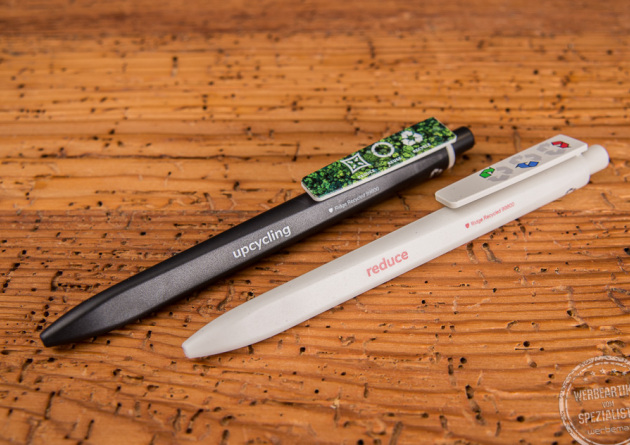 Ein schwarzer und ein weißer nachhaltiger Kugelschreiber von Ritter Pen mit Logoaufdruck auf dem Clip. 