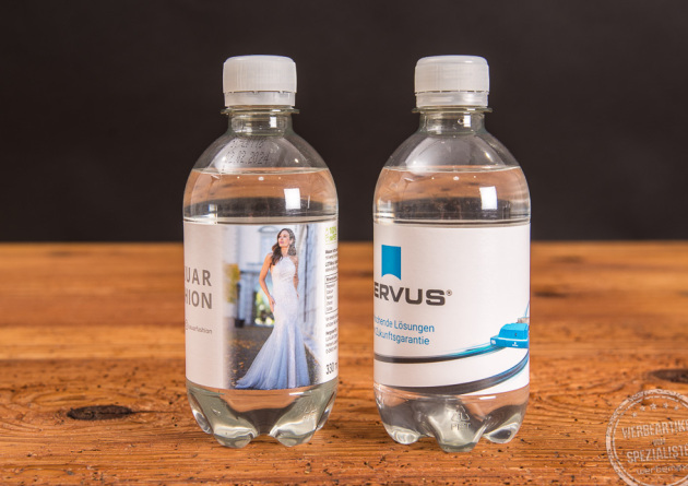 zwei Wasserflaschen nebeneinander mit bedrucktem Etikett in 0,33l 