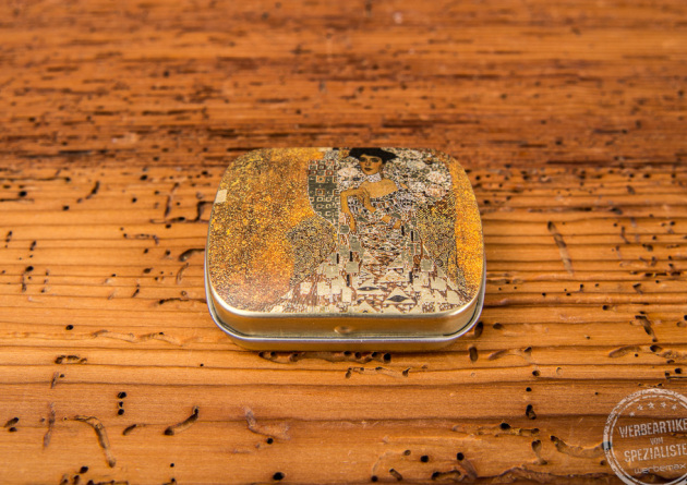 Mini Klappdeckelbox geschlossen mit aufwendigem Werbedruck auf der Vorderseite