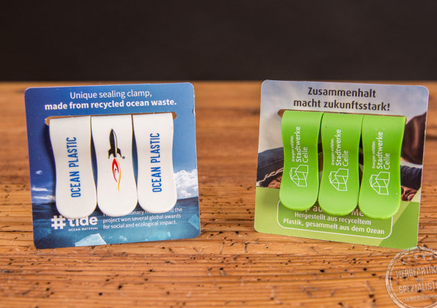 Mit Logo bedruckte T&uuml;tenclips im prakitschen 3er Set. Das erste Beispiel ist wei&szlig; mit blauem Logodruck. Das zweite Beispiel ist in gr&uuml;n mit wei&szlig;em Logodruck 