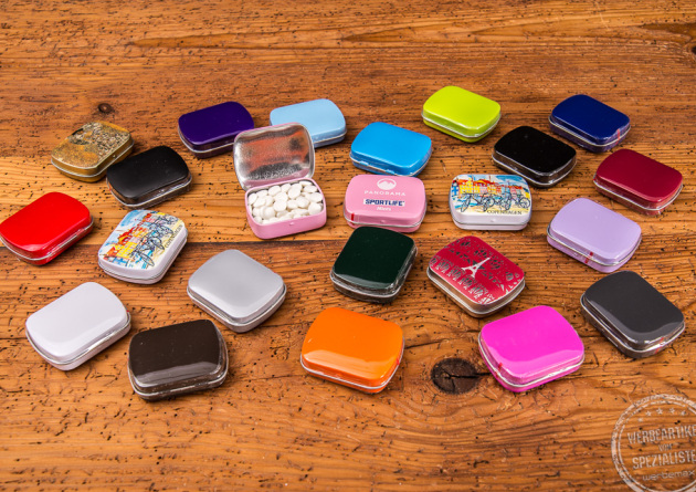 &Uuml;bersicht der verschiedenen Farbvarianten der Klappdeckelboxen - 23 Farben stehen zur Auswahl und k&ouml;nnen bedruckt werden