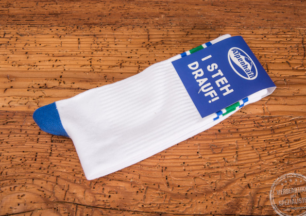 Weiße Tennissocken als Werbegeschenk der Firma Alpenhain mit blauen Fersen und einer netten Banderole in Blau mit weißem Aufdruck ALPENHAIN