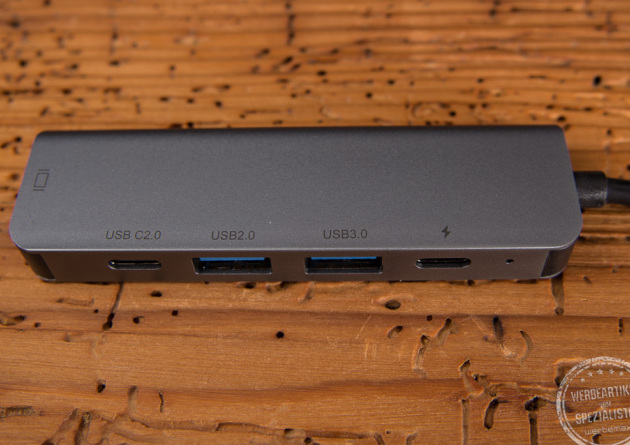 Schlanker USB-C Hub in der Nahaufnahme aus Aluminium