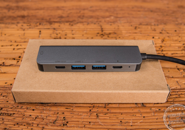 5-in-1 USB-Hub aus Aluminium auf nachhaltiger Kraftpapierverpackung mit Fokus auf die diveren Anschl&uuml;sse
