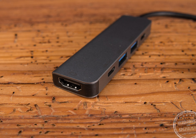 5 in 1 USB-Hub mit diversen Anschlüssen für den moderenen Schreibtisch